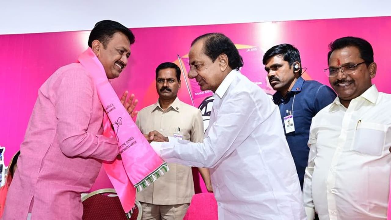 కేసీఆర్ సమక్షంలో బీఆర్ఎస్‌లో చేరిన మహారాష్ట్ర నేతలు