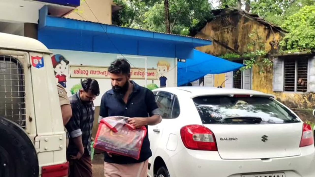 തൃശൂരിൽ രണ്ടംഗ മോഷ്ടാക്കളെ പിടിച്ചതിറിഞ്ഞ് സ്റ്റേഷനിൽ എത്തിയത് ലോറി ഉടമകളും ഡ്രൈവർമാരും, പിടിച്ചത് 30 ബാറ്ററി