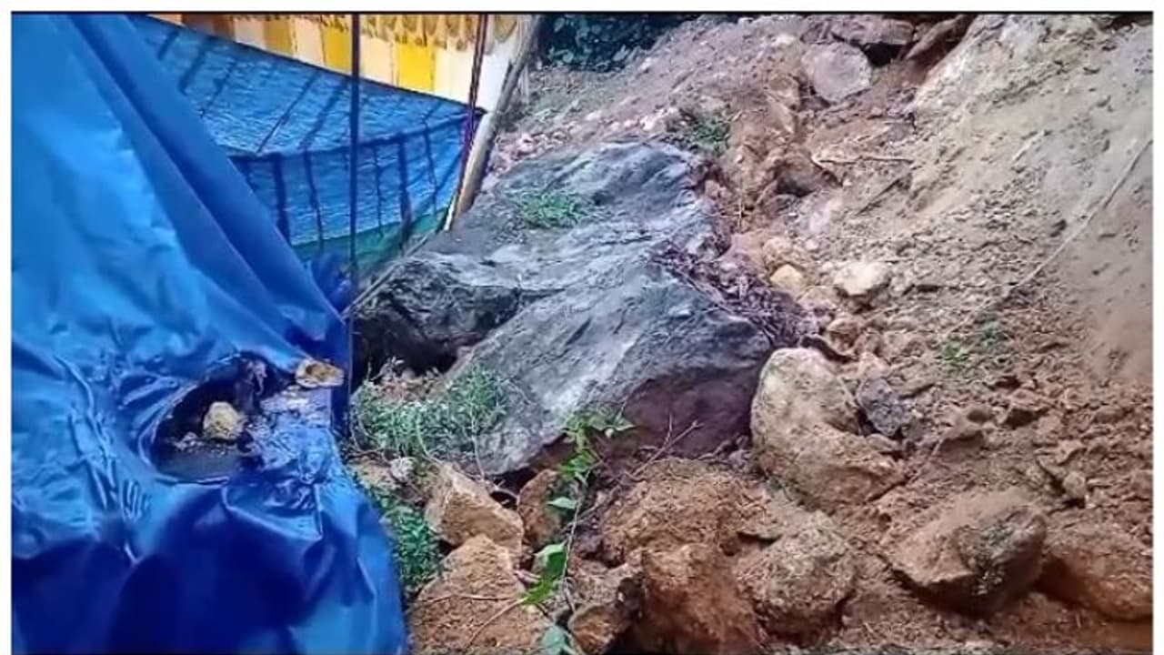 കൊല്ലത്ത് കല്ല്യാണ വീട്ടിലെ പാചകപ്പുരയിലേക്ക് മണ്ണും പാറക്കല്ലും ഇടിഞ്ഞ് വീണു; പാചകക്കാരന് പരിക്ക് കൊല്ലത്ത് കല്ല്യാണ വീട്ടിലെ പാചകപ്പുരയിലേക്ക് മണ്ണും പാറക്കല്ലും ഇടിഞ്ഞ് വീണു; പാചകക്കാരന് പരിക്ക്