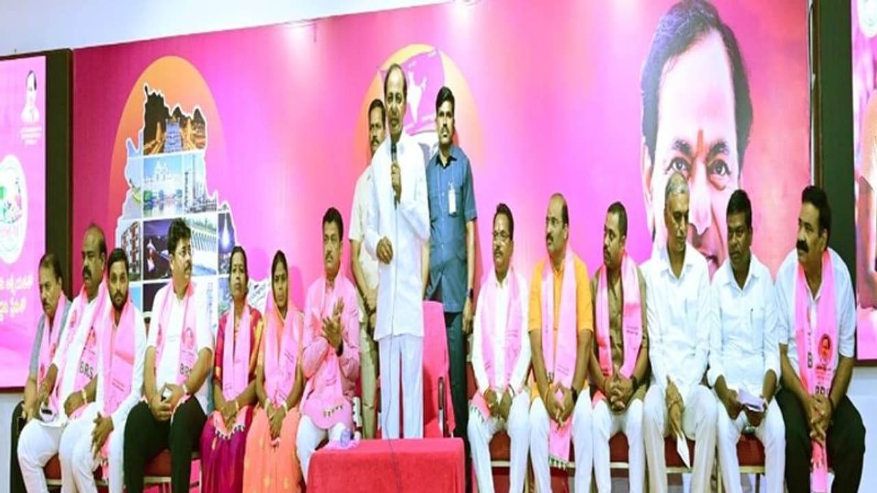 పదవుల కోసం సొంత పార్టీనే చీలుస్తున్నారు .. మరాఠా రాజకీయాలపై కేసీఆర్ సంచలన వ్యాఖ్యలు