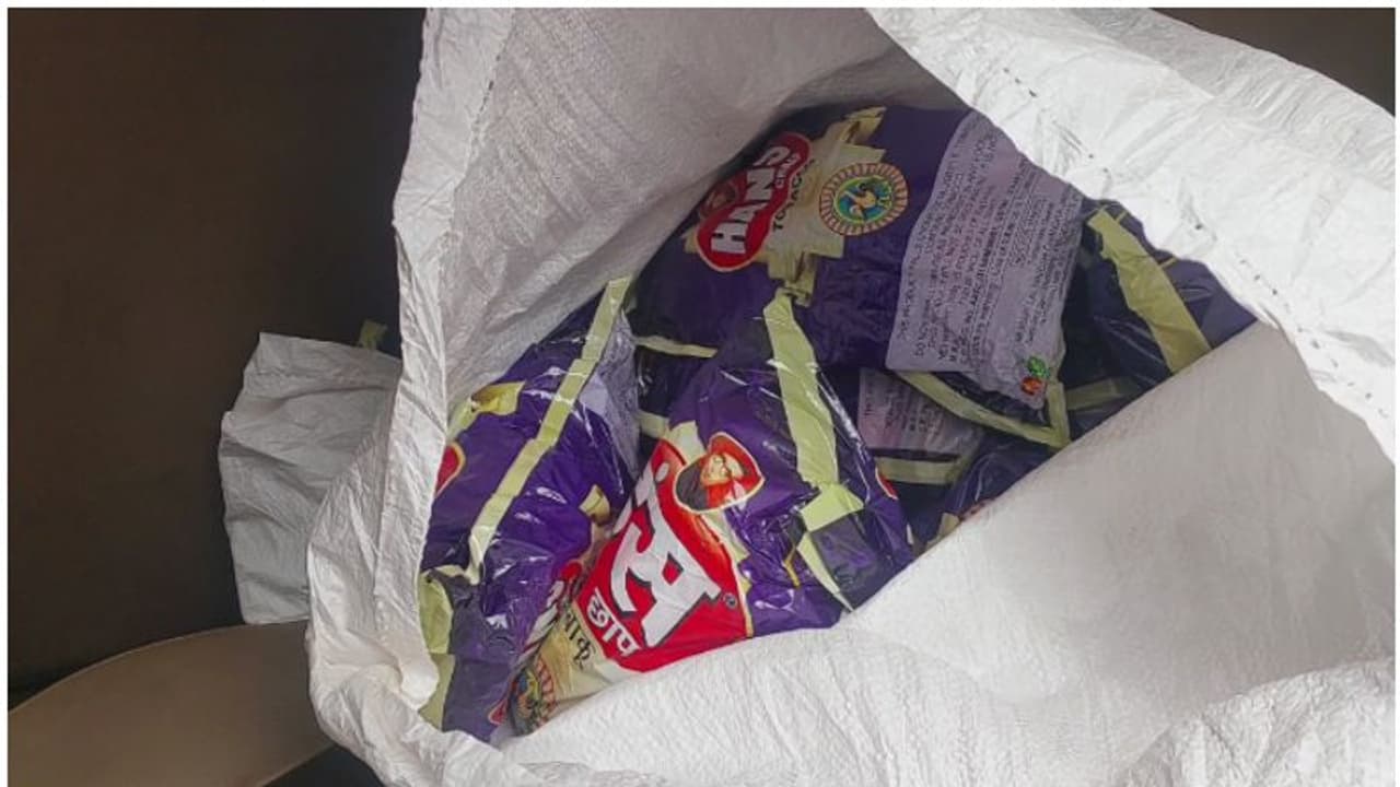 രണ്ടു ചാക്കുകളിലായി 67 ബണ്ടിലുകൾ; പലചരക്ക് കടയുടെ മറവിൽ ഹാൻസ് കച്ചവടം, അറസ്റ്റ്