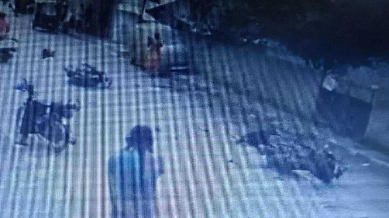 ಬೈಕ್ಗಳ ನಡುವೆ ಮುಖಾಮುಖಿ ಡಿಕ್ಕಿ: ಯುವತಿ ಸೇರಿ ಮೂವರಿಗೆ ಗಾಯ ಬೈಕ್ಗಳ ನಡುವೆ ಮುಖಾಮುಖಿ ಡಿಕ್ಕಿ: ಯುವತಿ ಸೇರಿ ಮೂವರಿಗೆ ಗಾಯ