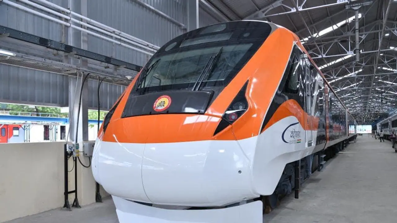 പുതിയ മുഖം; ഓറഞ്ച് നിറത്തിലുള്ള വന്ദേഭാരത് ട്രെയിനുകൾ ആഗസ്റ്റ് 19 മുതൽ പുതിയ മുഖം; ഓറഞ്ച് നിറത്തിലുള്ള വന്ദേഭാരത് ട്രെയിനുകൾ ആഗസ്റ്റ് 19 മുതൽ