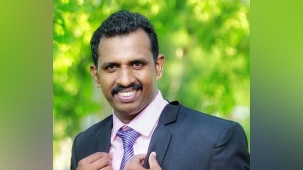 വീട്ടിലെ കരണ്ട് പോയപ്പോൾ നോക്കാനിറങ്ങിയ യുവാവ് ഇരുമ്പു കമ്പിയിൽ നിന്ന് ഷോക്കേറ്റ് മരിച്ചു 