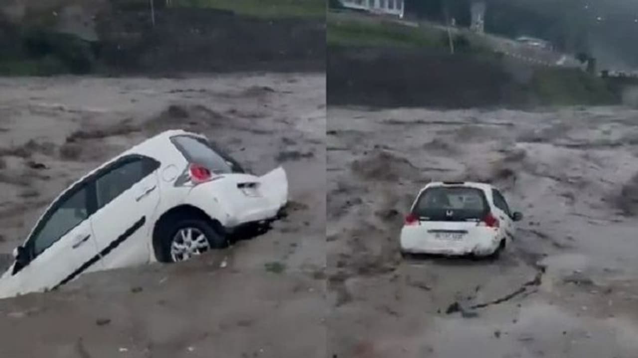 హిమాచల్ ప్రదేశ్ వరదలు.. చూస్తుండగానే బియాస్ నదిలో కొట్టుకుపోయిన కారు.. వీడియో వైరల్ హిమాచల్ ప్రదేశ్ వరదలు.. చూస్తుండగానే బియాస్ నదిలో కొట్టుకుపోయిన కారు.. వీడియో వైరల్