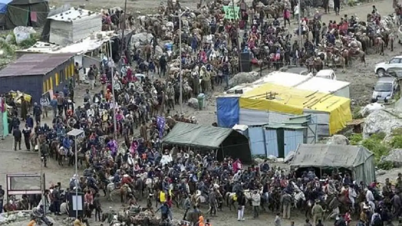 ಕರ್ನಾಟಕದಿಂದ 18,000 ಯಾತ್ರಿಕರು ಅಮರನಾಥಕ್ಕೆ: ಎಲ್ಲರೂ ಸೇಫ್ ಕರ್ನಾಟಕದಿಂದ 18,000 ಯಾತ್ರಿಕರು ಅಮರನಾಥಕ್ಕೆ: ಎಲ್ಲರೂ ಸೇಫ್