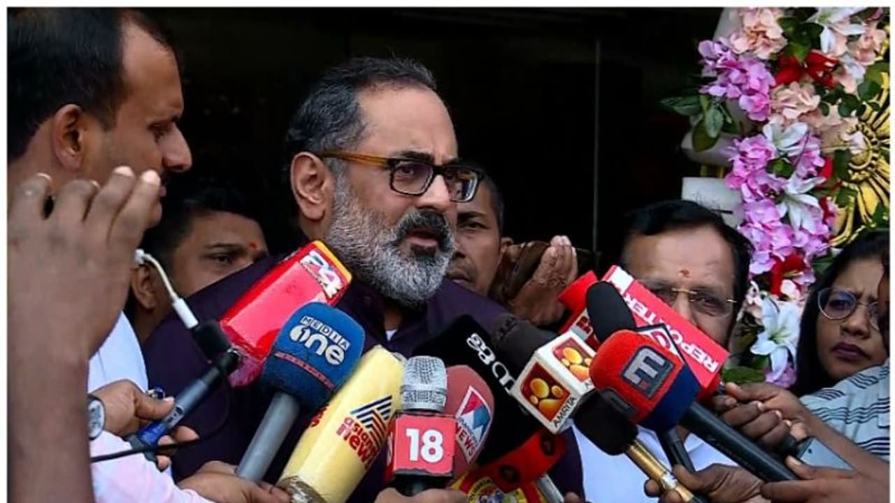 മാസപ്പടി വിവാദം; പിണറായി വിജയൻ മകളുടെ പേരിൽ പണം വാങ്ങുന്നു: കേന്ദ്രമന്ത്രി രാജീവ് ചന്ദ്രശേഖർ മാസപ്പടി വിവാദം; പിണറായി വിജയൻ മകളുടെ പേരിൽ പണം വാങ്ങുന്നു: കേന്ദ്രമന്ത്രി രാജീവ് ചന്ദ്രശേഖർ