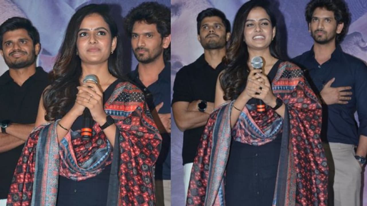 చెప్పు తెగుద్ది అంటూ యాంకర్ నోరు మూయించిన 'బేబీ' హీరోయిన్..అడగకూడనిది అడుగుతూ ఓవర్ యాక్షన్, వైరల్ వీడియో చెప్పు తెగుద్ది అంటూ యాంకర్ నోరు మూయించిన 'బేబీ' హీరోయిన్..అడగకూడనిది అడుగుతూ ఓవర్ యాక్షన్, వైరల్ వీడియో