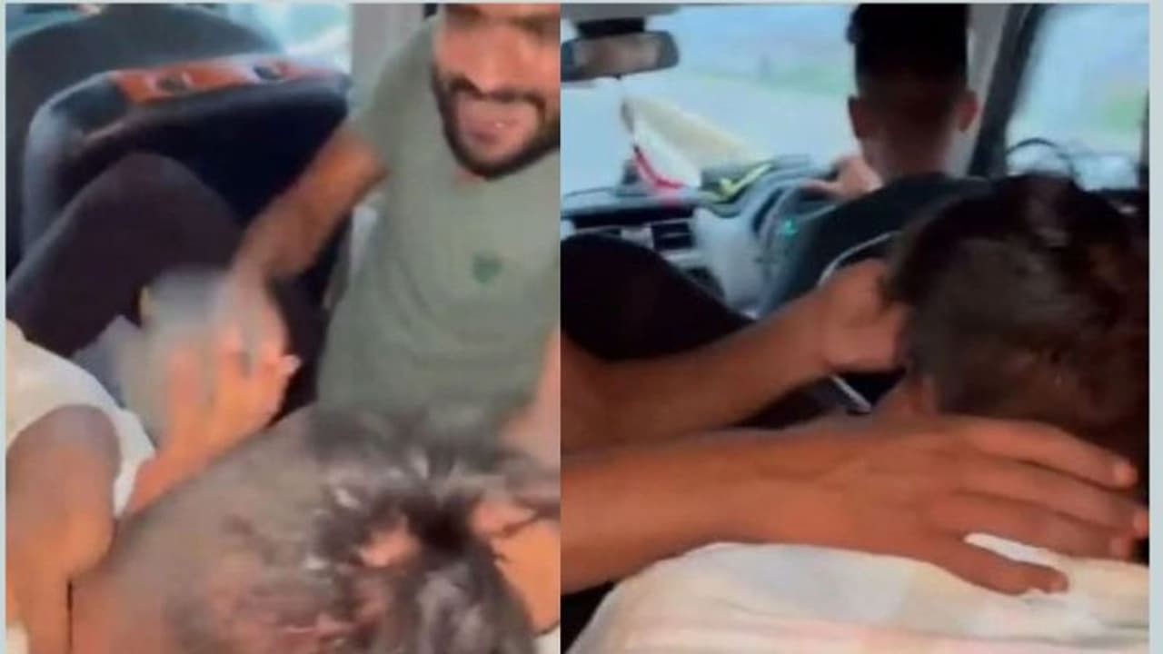 ம.பி.யில் இளைஞரை காரில் கடத்தி சரமாரியாகத் தாக்கி உள்ளங்காலை நக்க வைத்த கொடுமை! ம.பி.யில் இளைஞரை காரில் கடத்தி சரமாரியாகத் தாக்கி உள்ளங்காலை நக்க வைத்த கொடுமை!