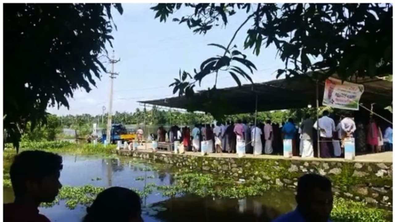 ദുരിതമൊഴിയാതെ അപ്പർ കുട്ടനാട്: വെള്ളക്കെട്ട്, വയോധികന്റെ സംസ്കാര ചടങ്ങുകൾ നടത്തിയത് പാലത്തിന് മുകളിൽ വെച്ച് ദുരിതമൊഴിയാതെ അപ്പർ കുട്ടനാട്: വെള്ളക്കെട്ട്, വയോധികന്റെ സംസ്കാര ചടങ്ങുകൾ നടത്തിയത് പാലത്തിന് മുകളിൽ വെച്ച്