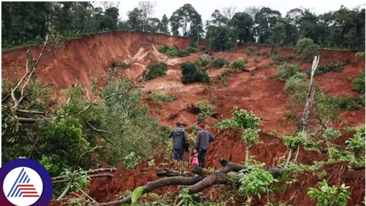 ಕರ್ನಾಟಕದ 7 ಜಿಲ್ಲೆಗಳಲ್ಲಿ ನೆರೆಯಬ್ಬರ: ಮಲೆನಾಡಿನಲ್ಲಿ ಭೂಕುಸಿತ ಕರ್ನಾಟಕದ 7 ಜಿಲ್ಲೆಗಳಲ್ಲಿ ನೆರೆಯಬ್ಬರ: ಮಲೆನಾಡಿನಲ್ಲಿ ಭೂಕುಸಿತ