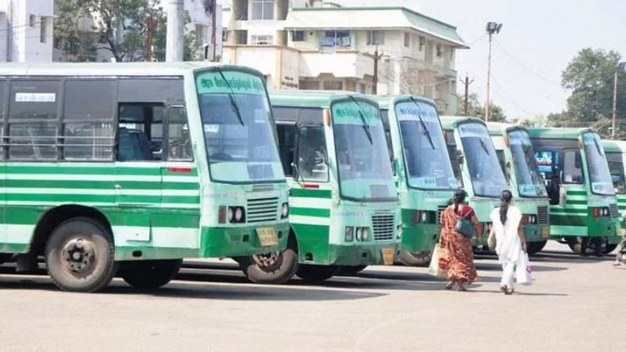 சென்னையில் இருந்து கிளம்பிய பேருந்து.. குளத்தில் விழுந்து விபத்து அதிர்ஷ்டவசமாக தப்பிய பயணிகள் சென்னையில் இருந்து கிளம்பிய பேருந்து.. குளத்தில் விழுந்து விபத்து அதிர்ஷ்டவசமாக தப்பிய பயணிகள்