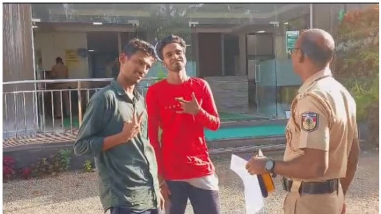 വാഹനത്തിന് പിന്നിൽ അനക്കം, പരിശോധനയില് വളർത്തുനായക്കൊപ്പം കടത്താൻ ശ്രമിച്ച എംഡിഎംഎ; പ്രതികൾ പിടിയിൽ വാഹനത്തിന് പിന്നിൽ അനക്കം, പരിശോധനയില് വളർത്തുനായക്കൊപ്പം കടത്താൻ ശ്രമിച്ച എംഡിഎംഎ; പ്രതികൾ പിടിയിൽ