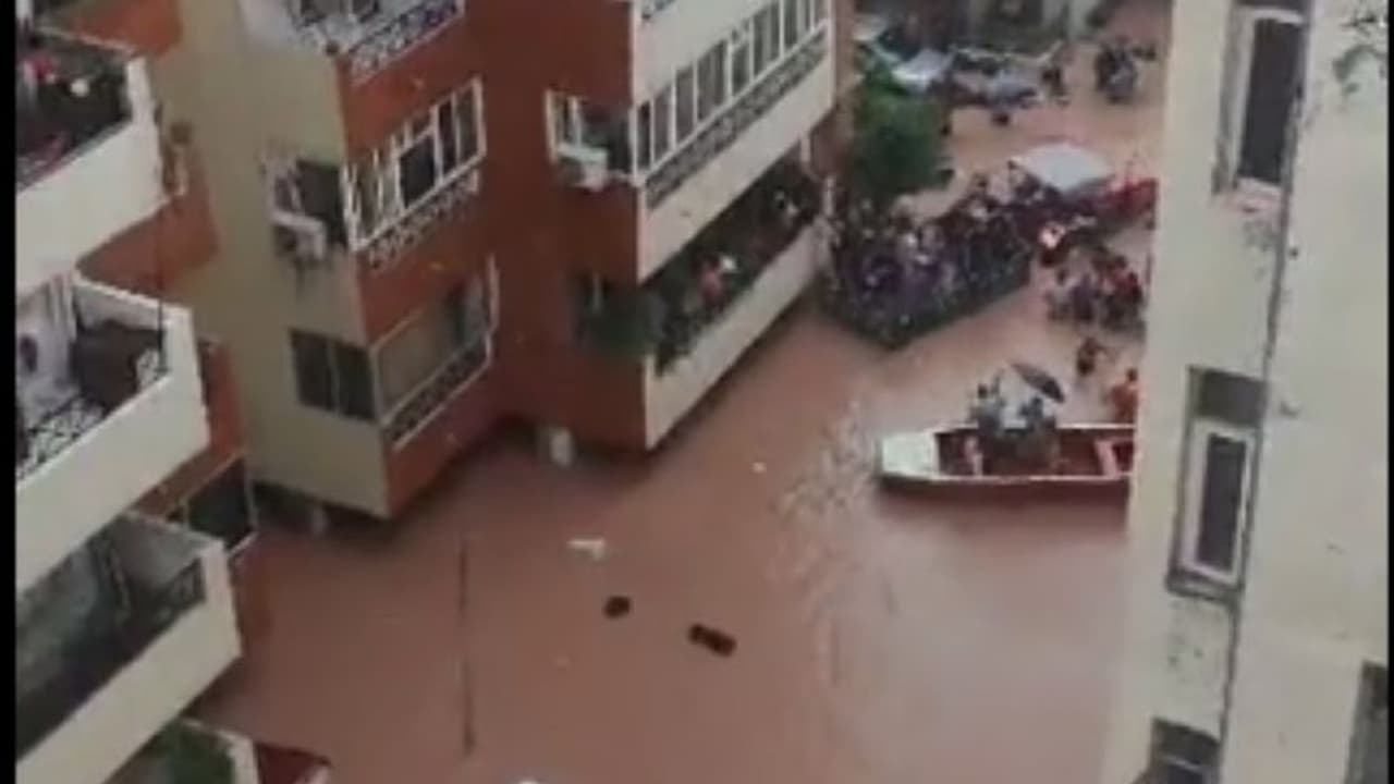 Monsoon Rains: భారీ వర్షాలతో చెరువుల్లా మారిన నడి వీధులు.. పడవల్లో ప్రజల తరలింపు Monsoon Rains: భారీ వర్షాలతో చెరువుల్లా మారిన నడి వీధులు.. పడవల్లో ప్రజల తరలింపు