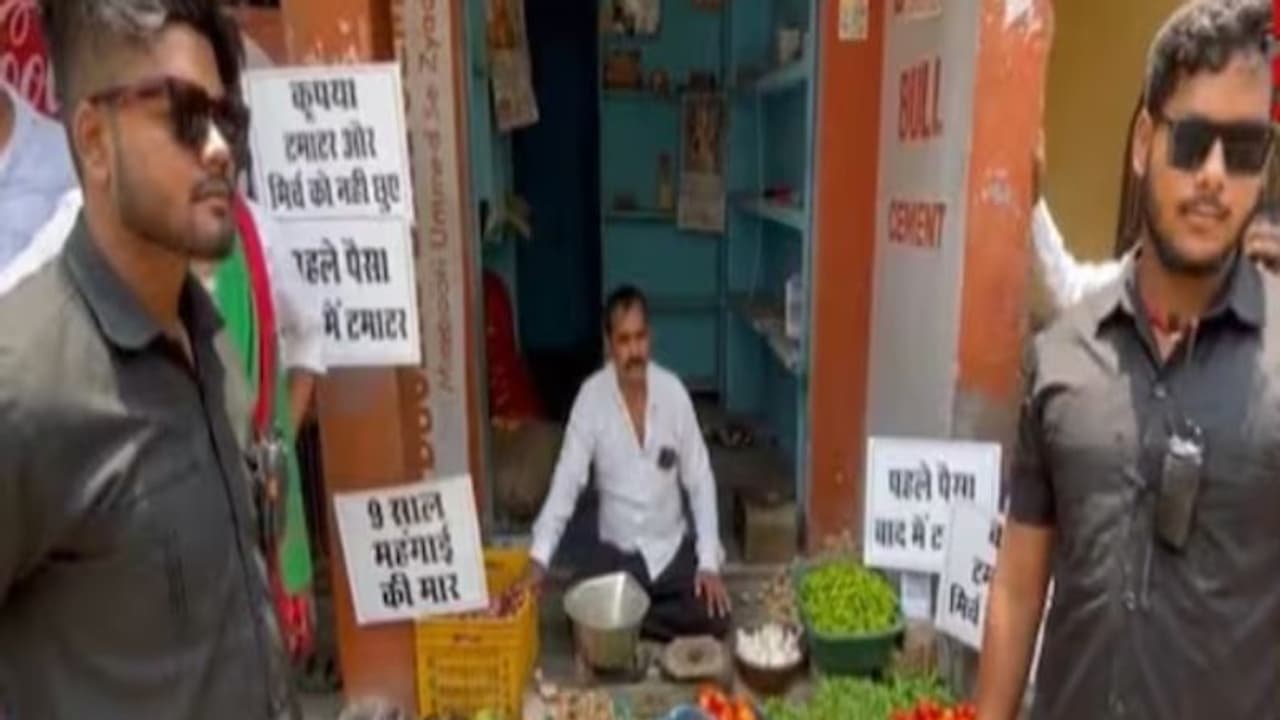 எல்லாம் கால கொடுமை.. தக்காளியை பாதுகாக்க பவுன்சர்ஸ் தரமான சம்பவம் செய்யும் Tomato! எல்லாம் கால கொடுமை.. தக்காளியை பாதுகாக்க பவுன்சர்ஸ் தரமான சம்பவம் செய்யும் Tomato!