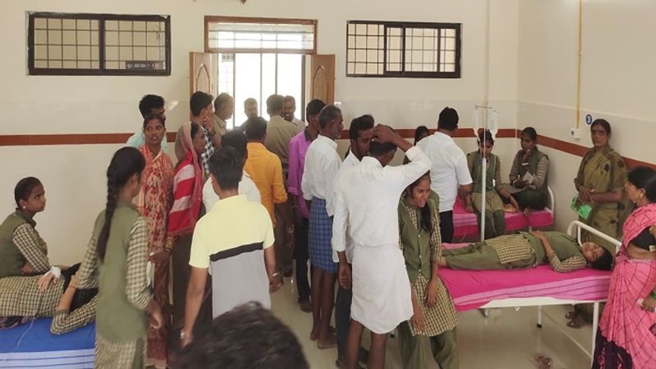 ಬೆಳಗಾವಿ: ರೈಲಲ್ಲಿ ಅಪರಿಚಿತರು ನೀಡಿದ ಆಹಾರ ಸೇವಿಸಿ 8 ಜನ ಪ್ರಯಾಣಿಕರು ಅಸ್ವಸ್ಥ ಬೆಳಗಾವಿ: ರೈಲಲ್ಲಿ ಅಪರಿಚಿತರು ನೀಡಿದ ಆಹಾರ ಸೇವಿಸಿ 8 ಜನ ಪ್ರಯಾಣಿಕರು ಅಸ್ವಸ್ಥ