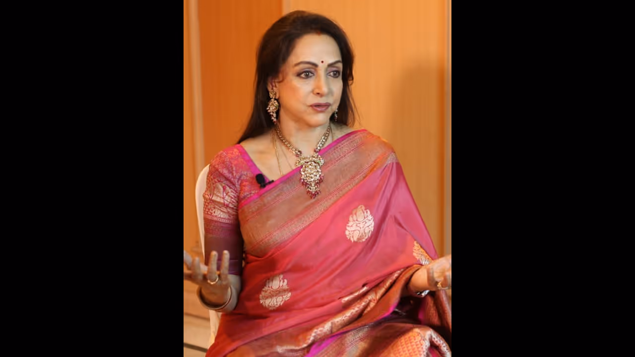 ಸೆರಗಿನ ಪಿನ್ ತೆಗೆಯುವಂತೆ ನಿರ್ದೇಶಕ ಹೇಳಿದ್ರು: ಆ ದಿನ ನೆನಪಿಸಿಕೊಂಡ ನಟಿ ಹೇಮಾ ಮಾಲಿನಿ ಸೆರಗಿನ ಪಿನ್ ತೆಗೆಯುವಂತೆ ನಿರ್ದೇಶಕ ಹೇಳಿದ್ರು: ಆ ದಿನ ನೆನಪಿಸಿಕೊಂಡ ನಟಿ ಹೇಮಾ ಮಾಲಿನಿ