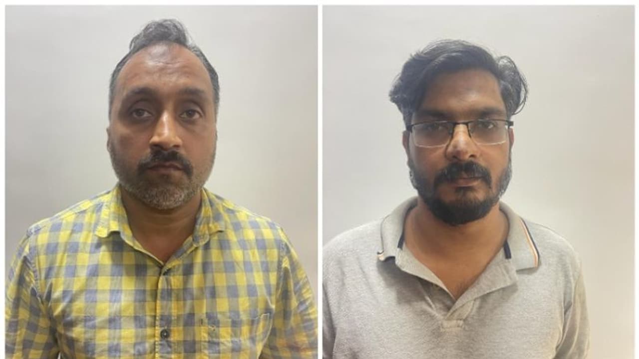 38.5 ലക്ഷത്തിന്റെ കുഴൽപണവുമായി രണ്ട് പേർ കൊടുവള്ളിയിൽ പോലീസിന്റെ പിടിയിൽ 38.5 ലക്ഷത്തിന്റെ കുഴൽപണവുമായി രണ്ട് പേർ കൊടുവള്ളിയിൽ പോലീസിന്റെ പിടിയിൽ