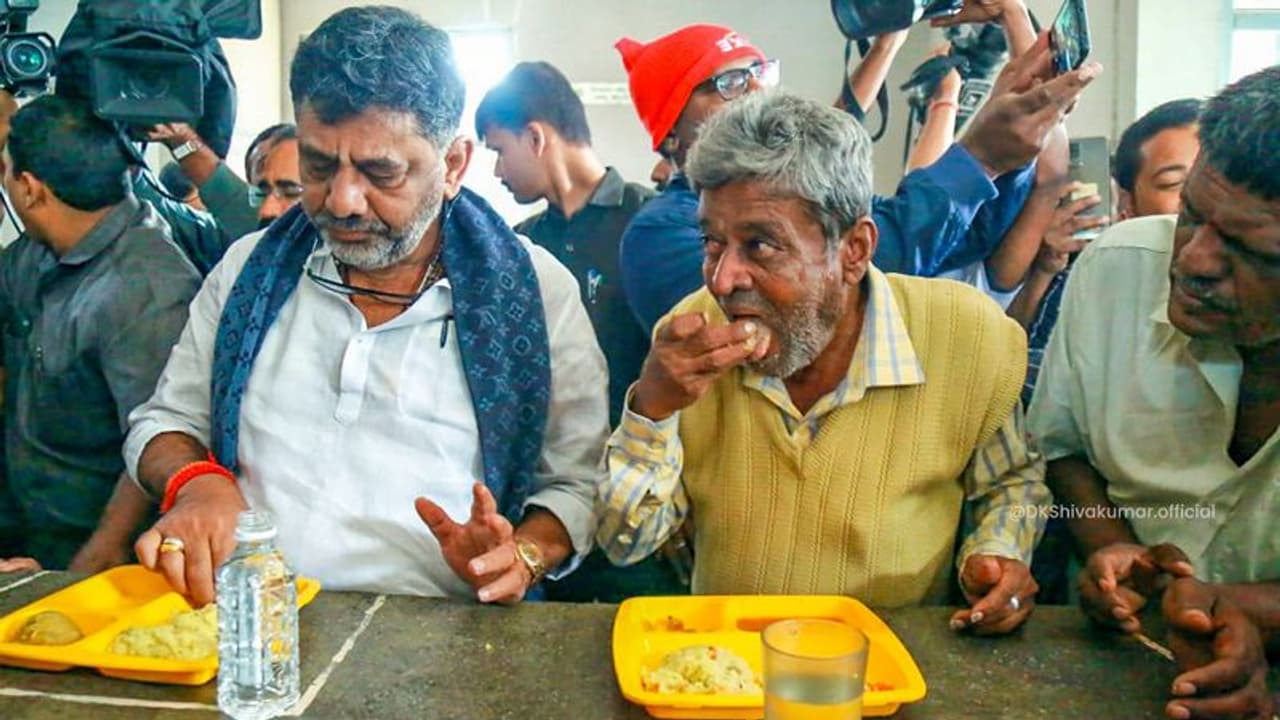 ಡಿಕೆಶಿ ದಿಢೀರ್ ಸಿಟಿ ರೌಂಡ್ಸ್: ಇಂದಿರಾ ಕ್ಯಾಂಟೀನ್ನಲ್ಲಿ ಉಪಹಾರ, ಘನತ್ಯಾಜ್ಯ ಸಂಸ್ಕರಣಾ ಘಟಕಕ್ಕೆ ಭೇಟಿ ಡಿಕೆಶಿ ದಿಢೀರ್ ಸಿಟಿ ರೌಂಡ್ಸ್: ಇಂದಿರಾ ಕ್ಯಾಂಟೀನ್ನಲ್ಲಿ ಉಪಹಾರ, ಘನತ್ಯಾಜ್ಯ ಸಂಸ್ಕರಣಾ ಘಟಕಕ್ಕೆ ಭೇಟಿ