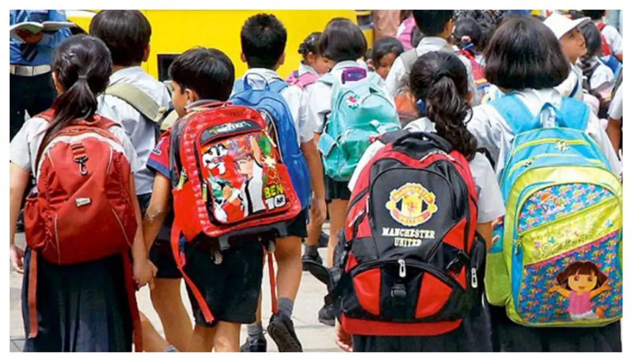 തെരുവുനായ ആക്രമണം: കോഴിക്കോട് ആറു സ്കൂളുകൾക്ക് അവധി പ്രഖ്യാപിച്ചു തെരുവുനായ ആക്രമണം: കോഴിക്കോട് ആറു സ്കൂളുകൾക്ക് അവധി പ്രഖ്യാപിച്ചു