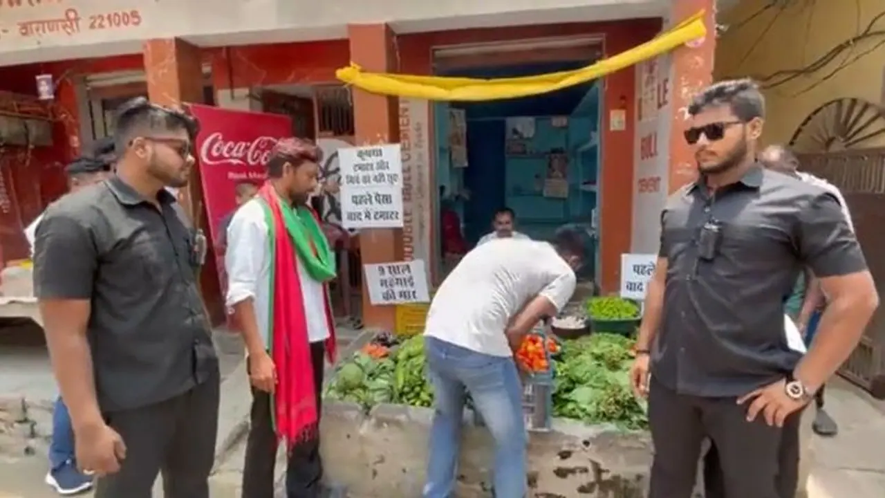 Vegetable seller in Varanasi keeps bouncers to protect tomatoes (WATCH) Vegetable seller in Varanasi keeps bouncers to protect tomatoes (WATCH)