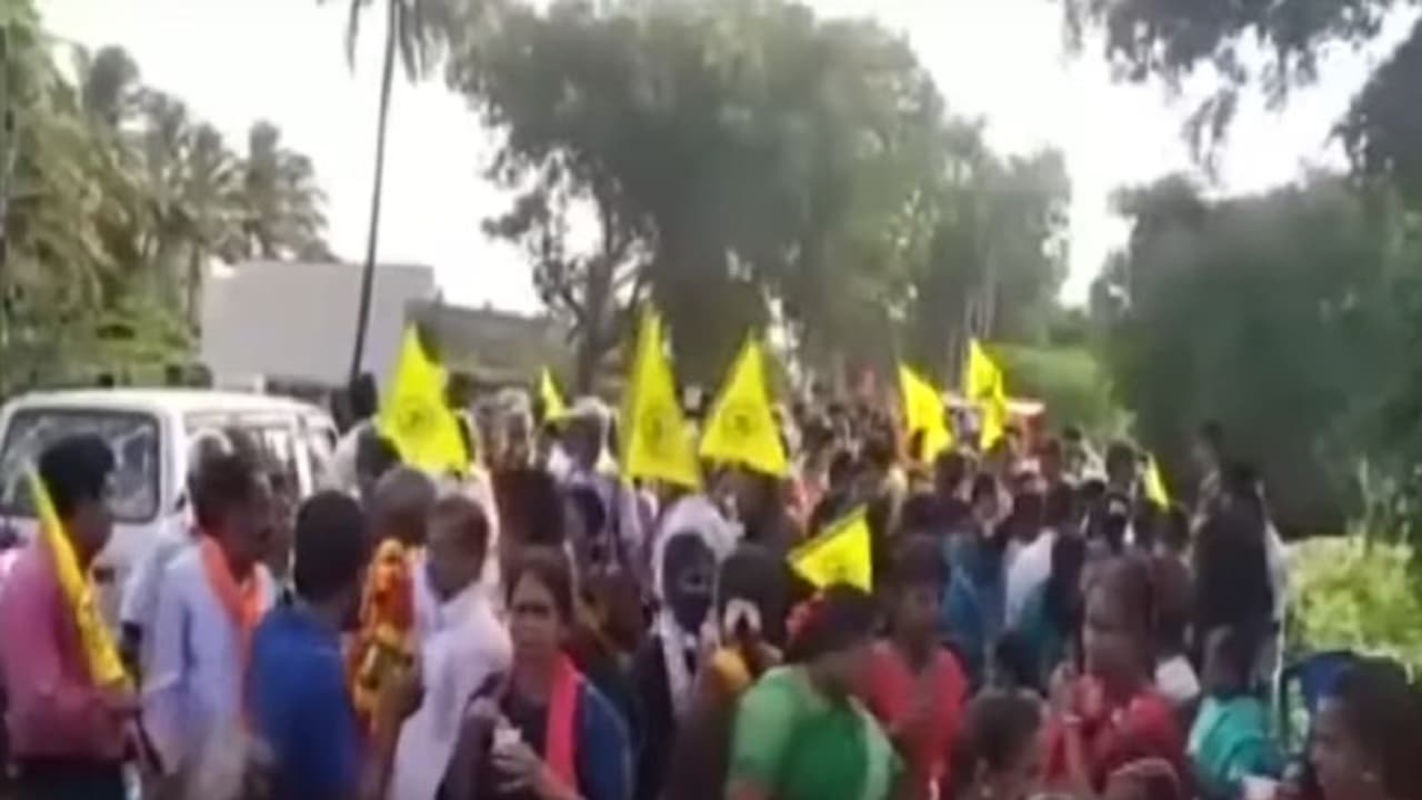 ಆಷಾಢ ಮಾಸದ ಕೊನೆಯ ಸೋಮವಾರ: ನಂದಿಗಿರಿ ಪ್ರದಕ್ಷಿಣೆ ಮಾಡುತ್ತಿರುವ ಭಕ್ತರು