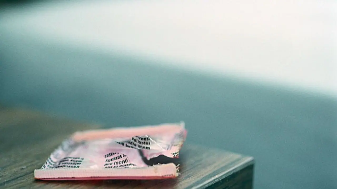 അമ്മയുടെ മേശ വലിപ്പില്‍ കണ്ട ഗർഭനിരോധന ഉറയുടെ ചിത്രം ട്വിറ്ററില്‍ പോസ്റ്റ് ചെയ്തു; പിന്നാലെ മകള്‍ എയറില്‍! 