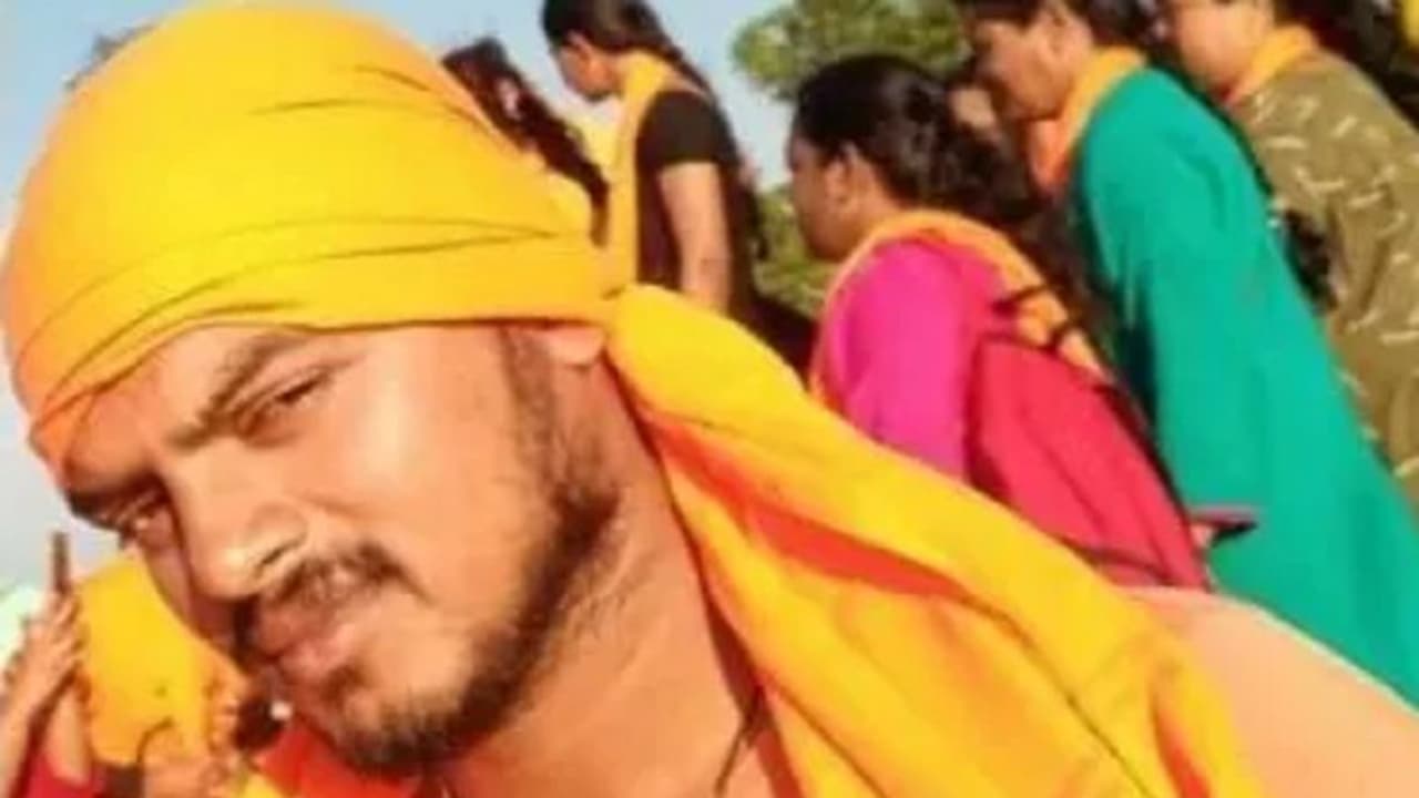 ಕ್ಷುಲ್ಲಕ ಕಾರಣಕ್ಕೆ ಎರಡು ಗುಂಪುಗಳ ನಡುವೆ ಜಗಳ: ಯುವಬ್ರಿಗೇಡ್ ಕಾರ್ಯಕರ್ತನ ಕೊಲೆ ಕ್ಷುಲ್ಲಕ ಕಾರಣಕ್ಕೆ ಎರಡು ಗುಂಪುಗಳ ನಡುವೆ ಜಗಳ: ಯುವಬ್ರಿಗೇಡ್ ಕಾರ್ಯಕರ್ತನ ಕೊಲೆ