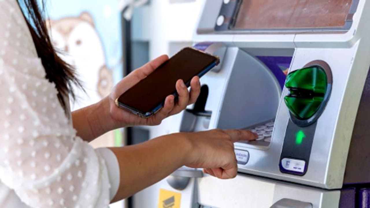 നിങ്ങളുടെ എടിഎം പിൻ സേഫാണോ? ഡെബിറ്റ് കാർഡ് പിൻ സംരക്ഷിക്കാനുള്ള മാർഗങ്ങളിതാ നിങ്ങളുടെ എടിഎം പിൻ സേഫാണോ? ഡെബിറ്റ് കാർഡ് പിൻ സംരക്ഷിക്കാനുള്ള മാർഗങ്ങളിതാ