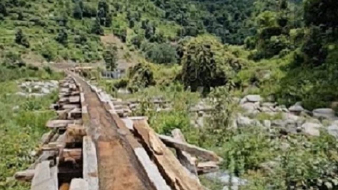 ಕಿರಿದಾದ ಕಾಲುವೆ ರೀತಿಯ ವಿಶಿಷ್ಟ ರಚನೆ ವಿಡಿಯೋ ಹಂಚಿಕೊಂಡ IFS ಅಧಿಕಾರಿ: ಇದೇನಿದು ಎಂದು ತಲೆಕೆಡಿಸಿಕೊಂಡ ನೆಟ್ಟಿಗರು..!