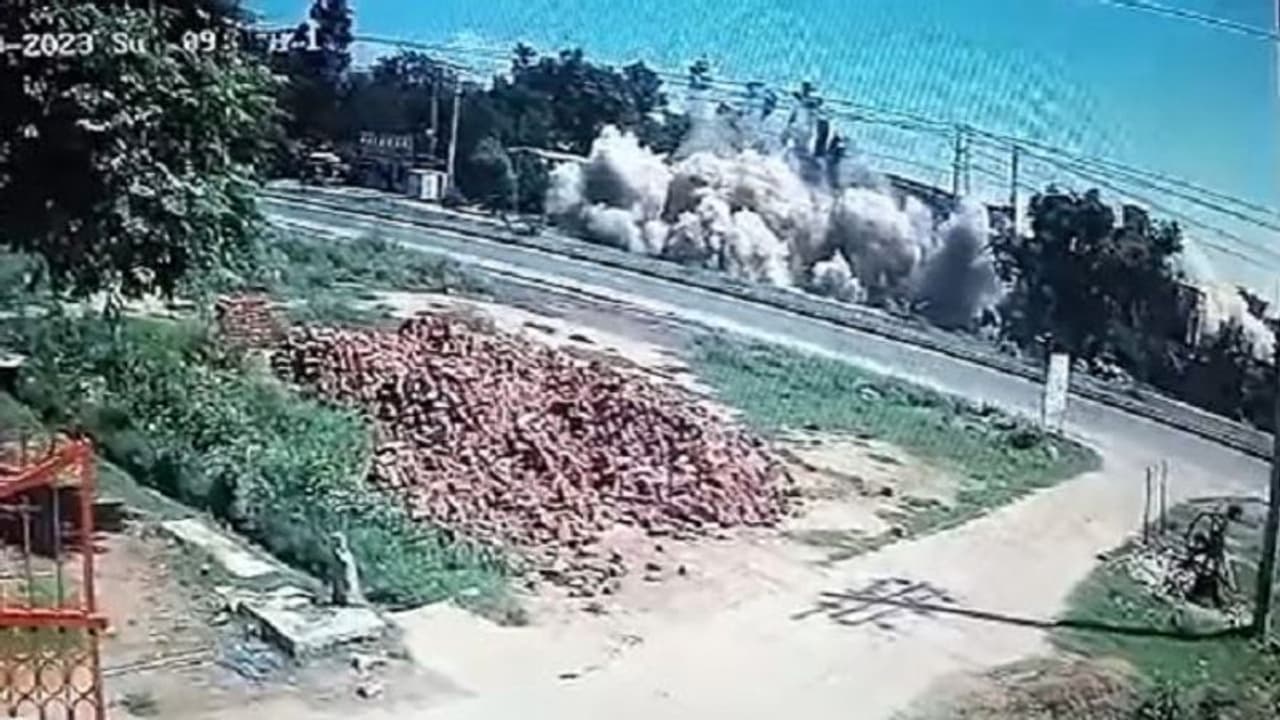 గ్యాస్ సిలిండర్ పేలడంతో కుప్పకూలిన మూడంతస్తుల భవనం.. ఏడుగురు మృతి, 10 మందికి గాయాలు గ్యాస్ సిలిండర్ పేలడంతో కుప్పకూలిన మూడంతస్తుల భవనం.. ఏడుగురు మృతి, 10 మందికి గాయాలు