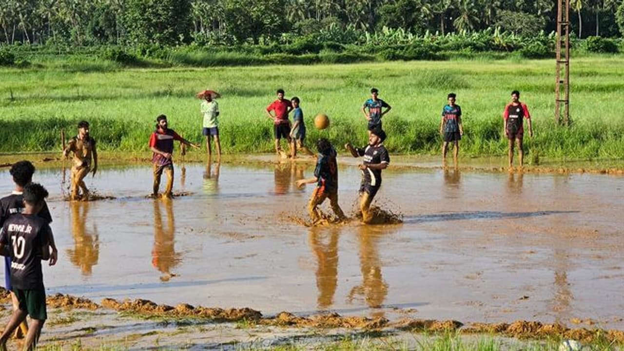മഴ, ചെളി, പന്ത്, മലപ്പുറത്തിന് ഈ 'കണ്ടംകളി' ഒന്നൊന്നര കോമ്പോ മഴ, ചെളി, പന്ത്, മലപ്പുറത്തിന് ഈ 'കണ്ടംകളി' ഒന്നൊന്നര കോമ്പോ