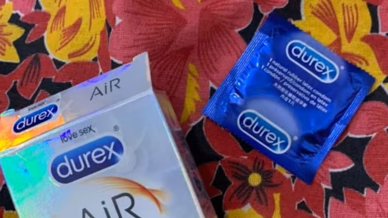 அம்மாவின் அலமாரியில் இருந்த காண்டம்.. போட்டோ எடுத்து ட்விட்டரில் போட்ட மகள்.. பங்கம் செய்யும் நெட்டிசன்கள் அம்மாவின் அலமாரியில் இருந்த காண்டம்.. போட்டோ எடுத்து ட்விட்டரில் போட்ட மகள்.. பங்கம் செய்யும் நெட்டிசன்கள்