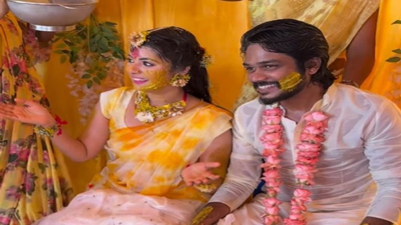 முதலில் Haldi விழா.. பிறகு தேவாலயத்தில் திருமணம் காதலனை கரம்பித்தார் சின்னத்திரை நாயகி சந்தியா! முதலில் Haldi விழா.. பிறகு தேவாலயத்தில் திருமணம் காதலனை கரம்பித்தார் சின்னத்திரை நாயகி சந்தியா!