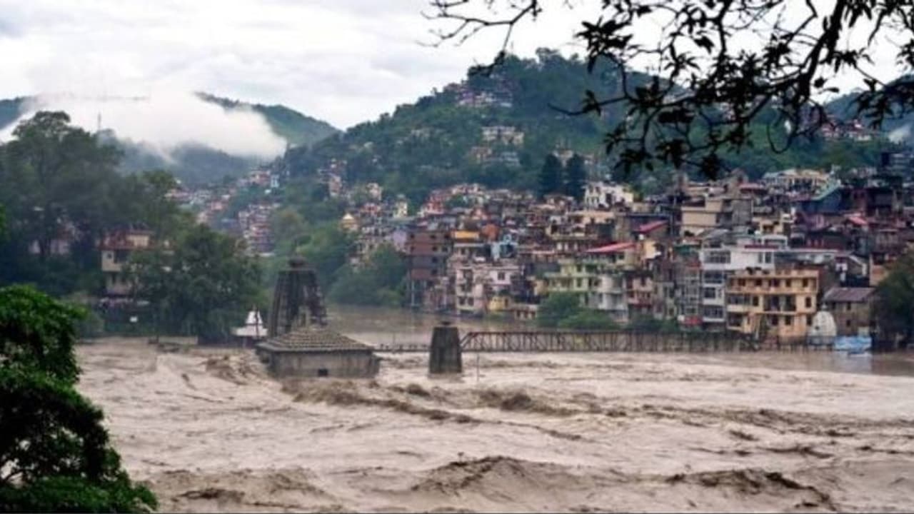 ഹോട്ടലിൽ നിന്ന് ചിത്രങ്ങൾ അയച്ചു, ഫോണിൽ പിന്നീട് കിട്ടിയില്ല; മണാലിയിൽ കുടുങ്ങി മലപ്പുറത്തെ കുടുംബം ഹോട്ടലിൽ നിന്ന് ചിത്രങ്ങൾ അയച്ചു, ഫോണിൽ പിന്നീട് കിട്ടിയില്ല; മണാലിയിൽ കുടുങ്ങി മലപ്പുറത്തെ കുടുംബം