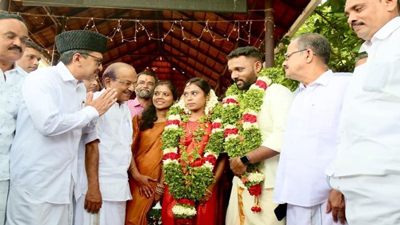 இந்து தம்பதிக்கு கோயிலில் திருமணம் செய்து வைத்த முஸ்லீம் லீக் இதுவும் கேரளா ஸ்டோரி தான்! இந்து தம்பதிக்கு கோயிலில் திருமணம் செய்து வைத்த முஸ்லீம் லீக் இதுவும் கேரளா ஸ்டோரி தான்!