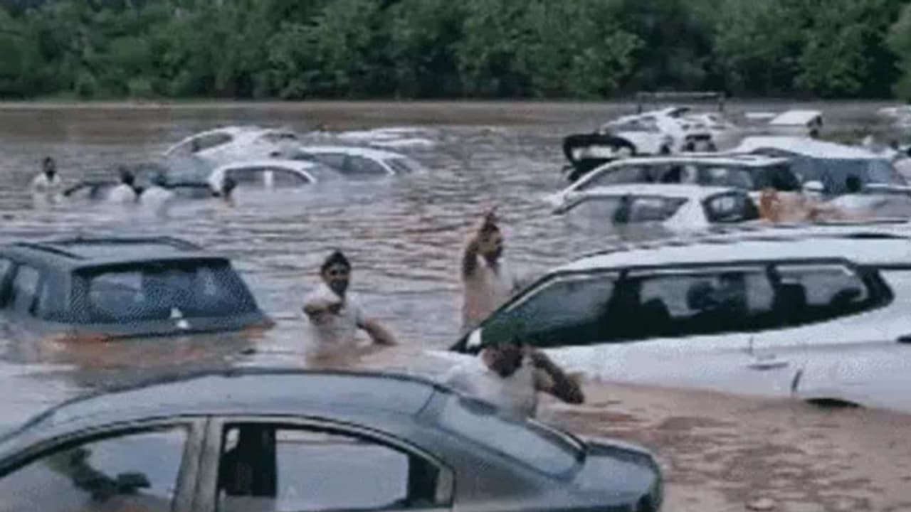 ಭಾರಿ ಮಳೆಗೆ ತತ್ತರಿಸಿದ ಭಾರತ, 5 ರಾಜ್ಯಗಳ ಶಾಲಾ ಕಾಲೇಜಿಗೆ ರಜೆ! ಭಾರಿ ಮಳೆಗೆ ತತ್ತರಿಸಿದ ಭಾರತ, 5 ರಾಜ್ಯಗಳ ಶಾಲಾ ಕಾಲೇಜಿಗೆ ರಜೆ!