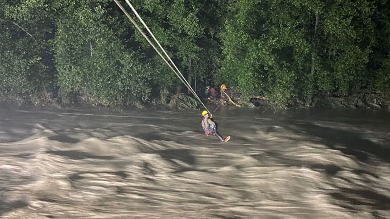 മഴക്കെടുതി; ഹിമാചലിൽ സ്ഥിതി ഗുരുതരം, 10 മലയാളികൾ കൂടി കുടുങ്ങി; 20 മരണം മഴക്കെടുതി; ഹിമാചലിൽ സ്ഥിതി ഗുരുതരം, 10 മലയാളികൾ കൂടി കുടുങ്ങി; 20 മരണം