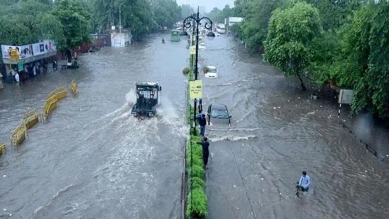 உ.பி.யில் வெளுத்து வாங்கிய மழை! சாலைகளில் ஆறாக ஓடும் வெள்ளம்! மின்னல் தாக்கி 34 பேர் பலி! உ.பி.யில் வெளுத்து வாங்கிய மழை! சாலைகளில் ஆறாக ஓடும் வெள்ளம்! மின்னல் தாக்கி 34 பேர் பலி!