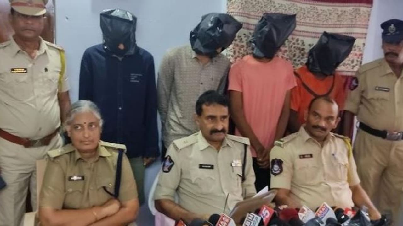 విద్యార్థుల ముసుగులో గంజాయి దందా... తాడేపల్లిలో నలుగురు స్మగ్లర్ల అరెస్ట్ (వీడియో) విద్యార్థుల ముసుగులో గంజాయి దందా... తాడేపల్లిలో నలుగురు స్మగ్లర్ల అరెస్ట్ (వీడియో)