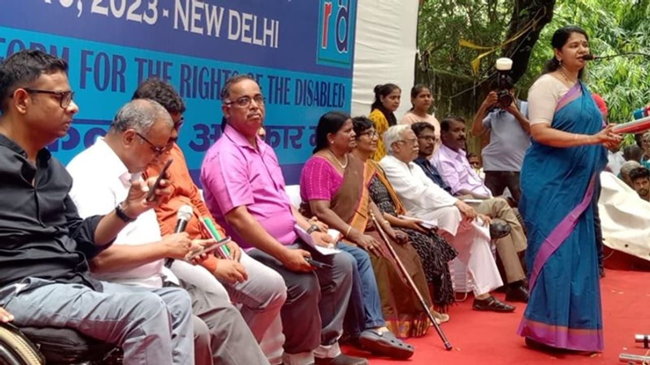 கொட்டும் மழையில் மாற்றுத்திறனாளிகளுக்கு ஆதரவாக கனிமொழி எம்.பி., தர்ணா! கொட்டும் மழையில் மாற்றுத்திறனாளிகளுக்கு ஆதரவாக கனிமொழி எம்.பி., தர்ணா!