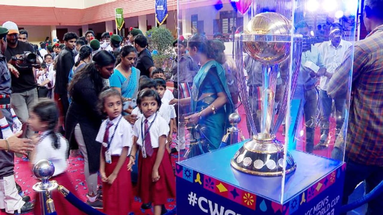 ഏകദിന ലോകകപ്പ് ട്രോഫി കേരളത്തില്‍; തിരുവനന്തപുരത്ത് ആവേശ സ്വീകരണം