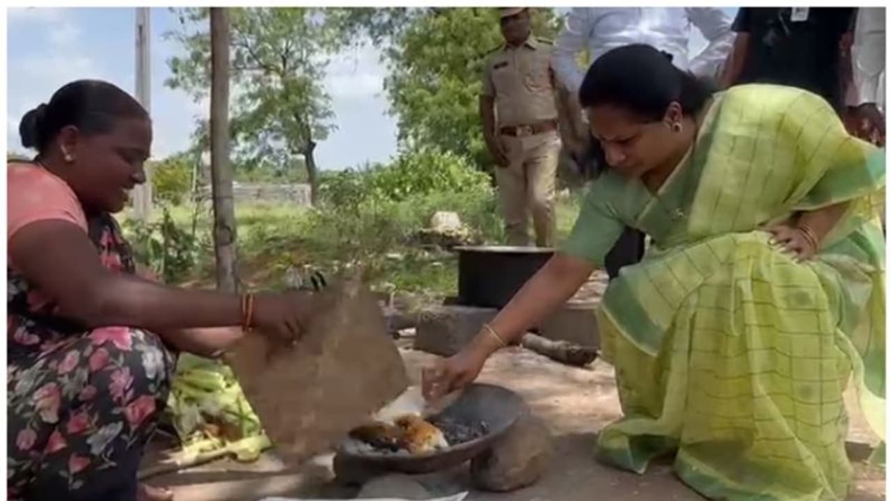 కేసీఆర్ పింఛన్లు మంచిగిత్తండు.. పాలన అప్పటికంటే ఇప్పుడు నయ్యం : ఎమ్మెల్సీ కవితతో కంకులమ్మే కొమురవ్వ (Video) కేసీఆర్ పింఛన్లు మంచిగిత్తండు.. పాలన అప్పటికంటే ఇప్పుడు నయ్యం : ఎమ్మెల్సీ కవితతో కంకులమ్మే కొమురవ్వ (Video)