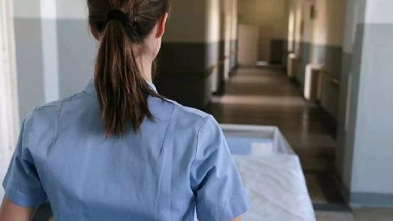 വാരിയെല്ല് ഒടിഞ്ഞ് ആശുപത്രിയിലെത്തിയ 65കാരന് മരുന്നിന് പകരം നൽകിയത് പൈപ്പ് വെള്ളം, ദാരുണാന്ത്യം, കേസ് വാരിയെല്ല് ഒടിഞ്ഞ് ആശുപത്രിയിലെത്തിയ 65കാരന് മരുന്നിന് പകരം നൽകിയത് പൈപ്പ് വെള്ളം, ദാരുണാന്ത്യം, കേസ്