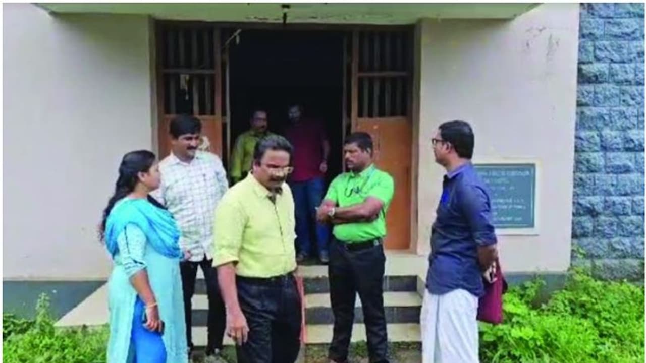 കോഴിക്കറിക്കൊപ്പം നൽകിയ 'ചിക്കൻ പാര്ട്സ്' ചതിച്ചു, ഗുരുവായൂർ ശ്രീകൃഷ്ണ കോളജ് ഹോസ്റ്റലിൽ ഭക്ഷ്യവിഷബാധ കോഴിക്കറിക്കൊപ്പം നൽകിയ 'ചിക്കൻ പാര്ട്സ്' ചതിച്ചു, ഗുരുവായൂർ ശ്രീകൃഷ്ണ കോളജ് ഹോസ്റ്റലിൽ ഭക്ഷ്യവിഷബാധ