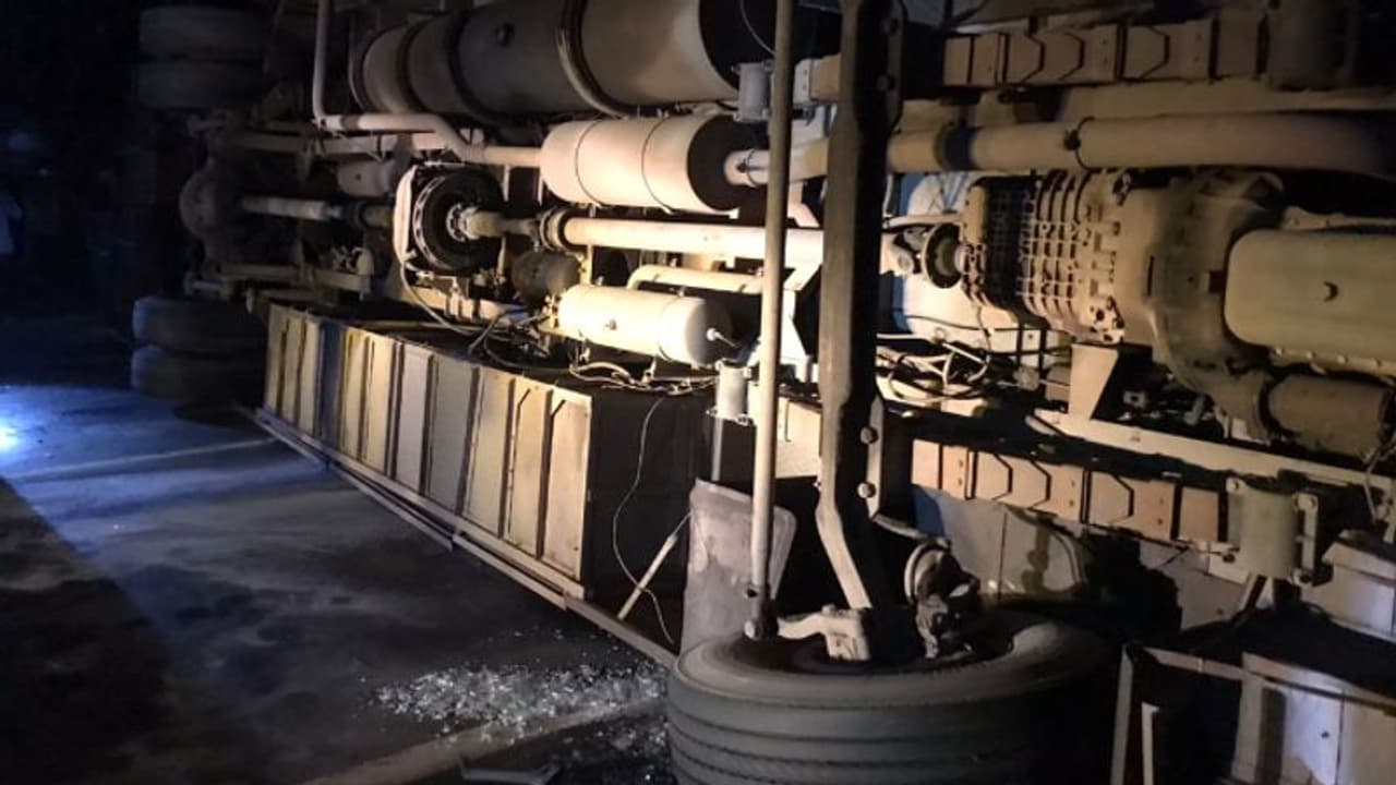 കണ്ണൂരിൽ ബസ് മിനി ലോറിയുമായി കൂട്ടിയിടിച്ച് തലകീഴായി മറിഞ്ഞു; ഒരാൾ മരിച്ചു, 24 പേർക്ക് പരിക്ക് കണ്ണൂരിൽ ബസ് മിനി ലോറിയുമായി കൂട്ടിയിടിച്ച് തലകീഴായി മറിഞ്ഞു; ഒരാൾ മരിച്ചു, 24 പേർക്ക് പരിക്ക്