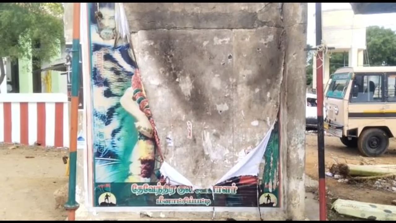 இமானுவேல் சேகரன் புகைப்படத்தை சேதப்படுத்திய மர்ம நபர்கள் தூத்துக்குடியில் பதற்றம்