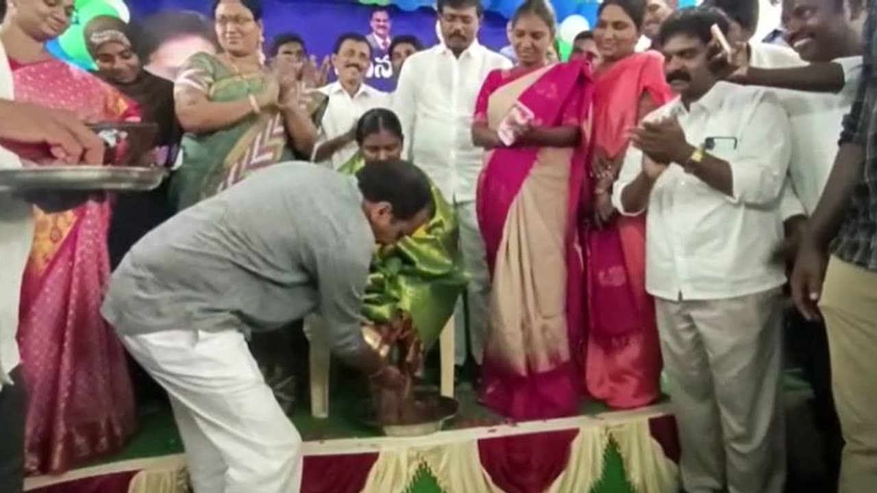 పవన్ కు స్ట్రాంగ్ కౌంటర్... దళిత మహిళా వాలంటీర్ కాళ్ళుకడిగిన వైసిపి ఎమ్మెల్యే (వీడియో)