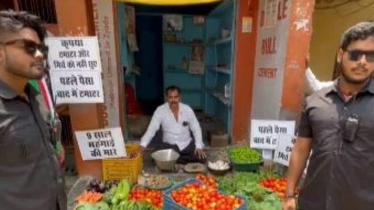 தக்காளிக்கு பவுன்சர்கள் பாதுகாப்பு: காய்கறி வியாபாரி கைது!