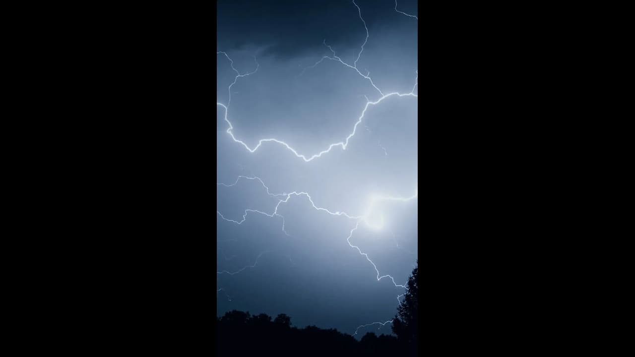 സംസ്ഥാനത്ത് ഇടിമിന്നൽ ജാഗ്രതാ നിർദേശം; ശക്തമായ കാറ്റിനും സാധ്യത, തീരദേശത്തും ജാഗ്രത സംസ്ഥാനത്ത് ഇടിമിന്നൽ ജാഗ്രതാ നിർദേശം; ശക്തമായ കാറ്റിനും സാധ്യത, തീരദേശത്തും ജാഗ്രത